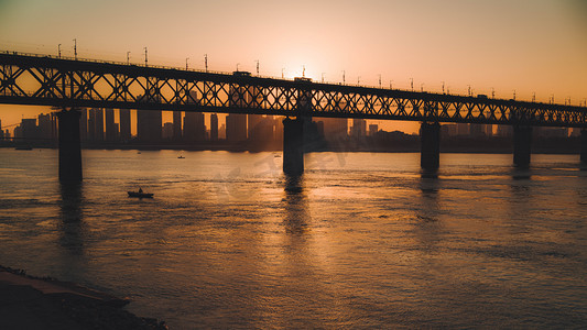 武汉城市建筑夕阳长江大桥长江大桥仰拍摄影图配图