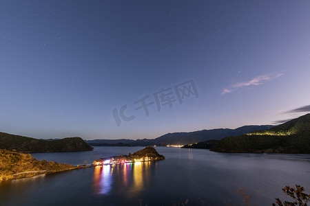 云南丽江摄影摄影照片_泸沽湖夜景夜晚湖面半岛室外摄影摄影图配图