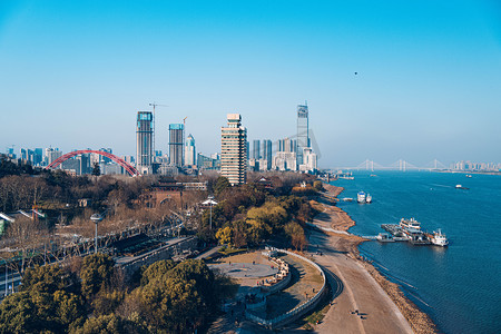 沙滩夏日旅游摄影照片_武汉城市建筑晴天沙滩汉阳江滩俯拍摄影图配图