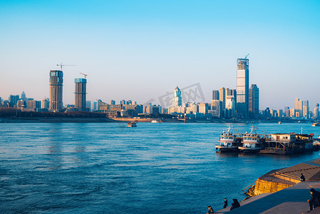 武汉城市建筑晴天轮渡城市建筑武昌江滩俯拍摄影图配图