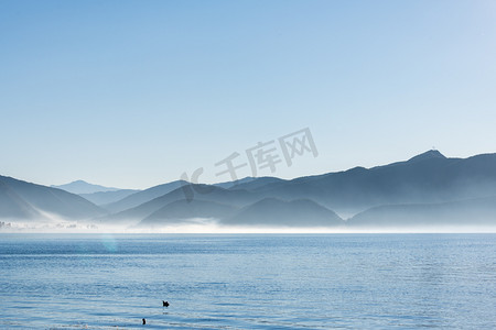 小鸟窝和鸟摄影照片_泸沽湖水气清晨湖面山峰室外摄影摄影图配图