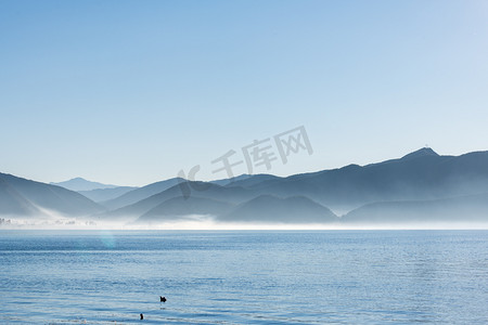 小鸟窝和小鸟摄影照片_泸沽湖水气清晨湖面山峰室外摄影摄影图配图