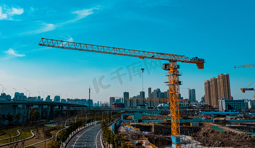 仰拍摄影照片_武汉城市建筑晴天建筑工地航拍摄影图配图