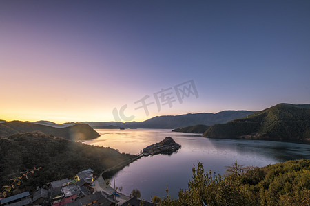 丽江泸沽湖清晨湖面山峰天空室外摄影摄影图配图