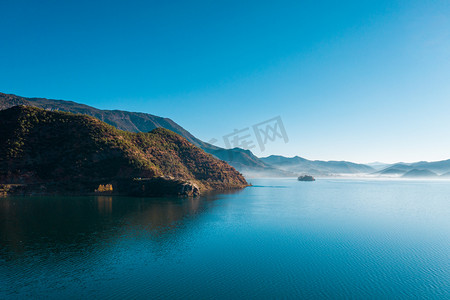 蓝色湖水摄影照片_泸沽湖小洛水清晨湖面山峰室外摄影摄影图配图