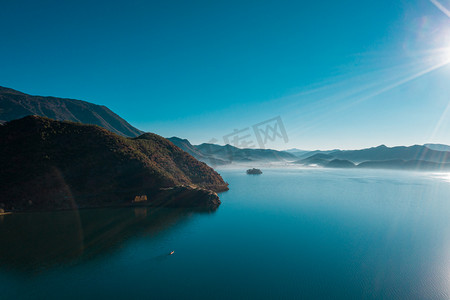 泸沽湖摄影照片_小洛水码头上午湖面室外摄影摄影图配图