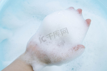 透明气泡气泡摄影照片_泡沫白天泡沫室内白色泡沫摄影图配图