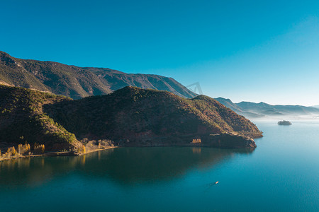 泸沽湖小洛水上午山峰室外摄影摄影图配图