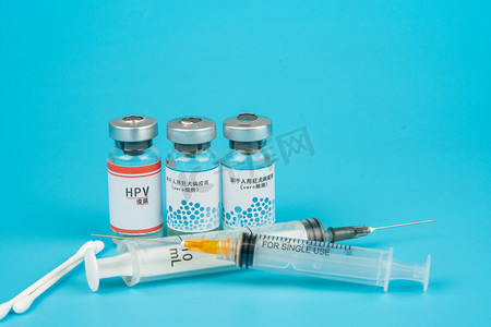 银色针管摄影照片_疫苗白天疫苗室内疫苗摄影图配图