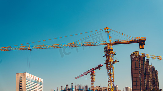 高空抛物摄影照片_武汉城市建筑晴天建筑工地光谷仰拍摄影图配图