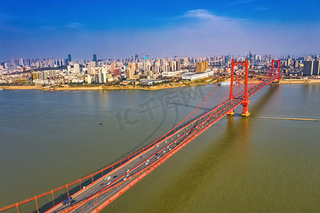 天桥摄影照片_武汉城市建筑晴天桥鹦鹉洲长江大桥航拍摄影图配图