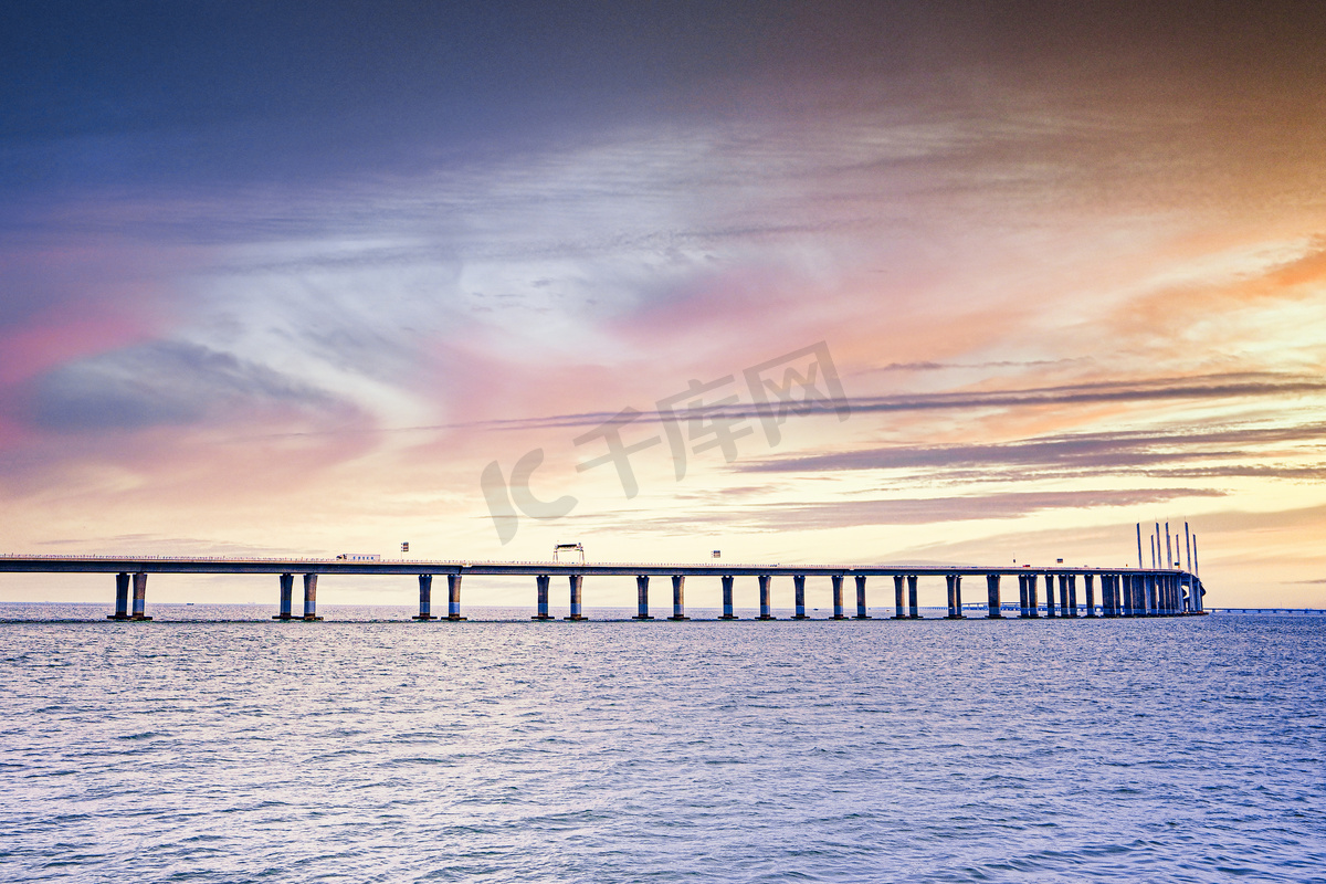 夕阳下的跨海大桥夕阳跨海大桥海上风光摄影摄影图配图高清摄影大图 千库网