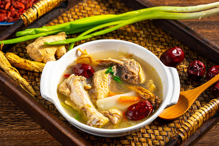 龙抬头素材摄影照片_鸡汤白天食物鸡汤鸡肉室内美食鸡肉汤摄影图配图