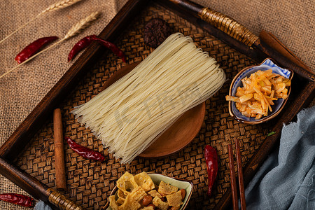 螺蛳鸭脚煲摄影照片_米粉面食螺蛳粉地方小吃特色美食摄影图配图