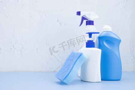 清洁用品日常瓶装洗洁精卫生间置放摄影图配图