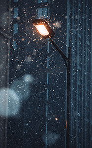 街景钢笔淡彩摄影照片_冬季夜晚路灯街景下雪摄影图配图