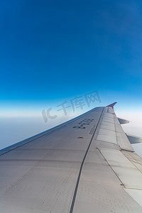 飞机机翼摄影照片_机翼天空蓝色飞机飞行摄影图配图