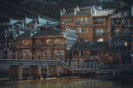 落花流水摄影照片_古镇春季小乔流水凤凰古城旅拍摄影图配图