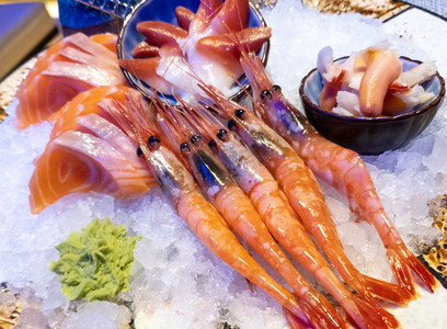 三文鱼摄影照片_美食美味刺身三文鱼甜虾摄影图配图