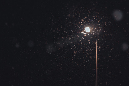 冬天夜晚路灯街景下雪摄影图配图