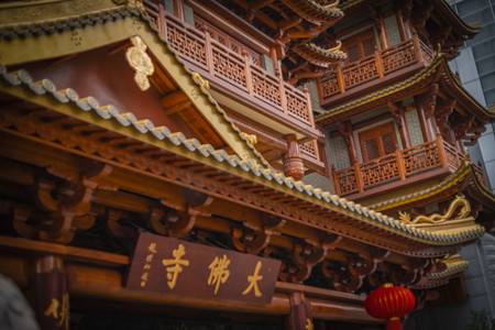 古风黄色摄影照片_广州大佛寺下午寺庙路上斜拍摄影图配图