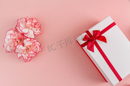 春季海报海报摄影照片_女神节三八礼物花朵送礼物摄影图配图