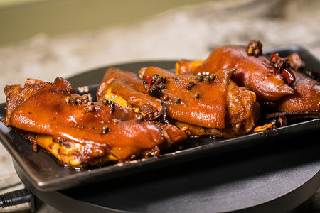 中式山水屏风摄影照片_猪蹄晚餐猪腿中式传统卤制美食摄影图配图