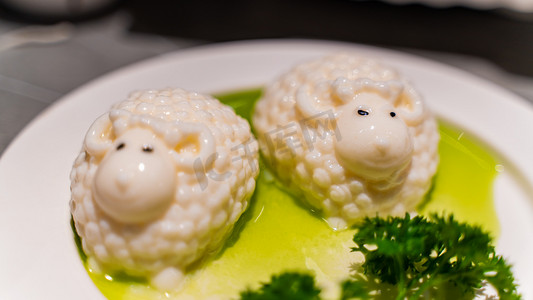 小羊摄影照片_美食晚餐布丁奶冻小羊摄影图配图