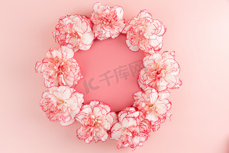 粉色节日海报摄影照片_康乃馨母亲节花朵室内节日摄影图配图