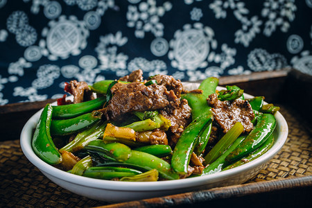 豆荚摄影照片_美食摄影春季牛肉豌豆荚中式传统爆炒摄影图配图