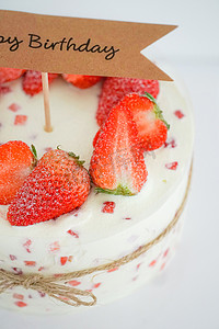 生日蛋糕通用劵摄影照片_美食白天草莓蛋糕厨房摆拍摄影图配图