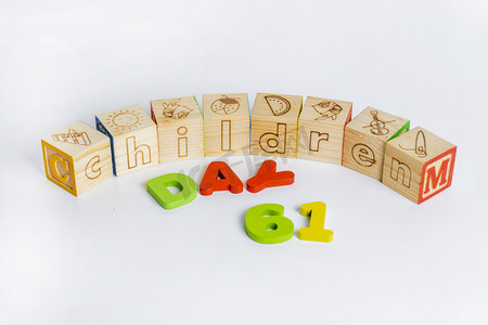 立体创意立体字母摄影照片_原木儿童节字母积木礼物摄影图配图