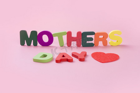 粉色母亲节大写字母积木组合摄影图配图