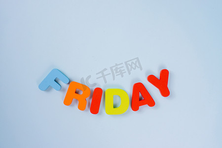 形状组合摄影照片_FRIDAY星期五英文拼写早教积木摄影图配图