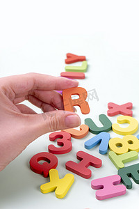 字母立体摄影照片_益智类早教彩色积木玩具摄影图配图