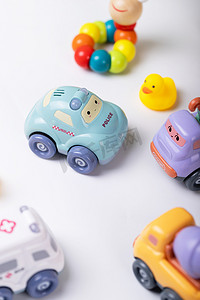 小汽车玩具摄影照片_玩具可爱小汽车玩具车童趣摄影图配图