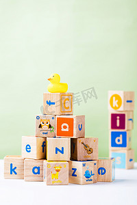 积木人摄影照片_玩具拼装积木益智方块摄影图配图