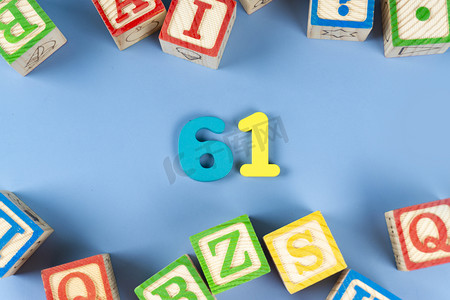 61儿童节彩色字母立体积木蓝色背景摄影图配图