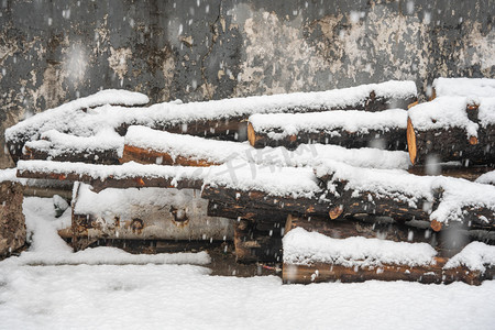 堆雪人下雪插画摄影照片_下雪天白天木材上的积雪室外落雪摄影图配图