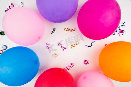 气球粉色摄影照片_装饰气球白天彩色气球室内气球摄影图配图
