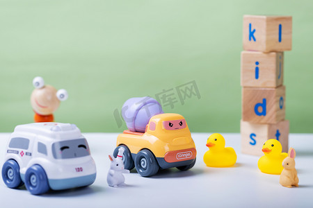 小孩简约摄影照片_积木玩具小汽车玩具车积木摄影图配图
