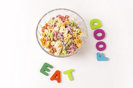 儿童营养彩色蝴蝶面食物摄影图配图