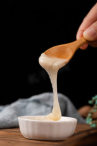 营养天然摄影照片_营养液体蜂蜜食材天然摄影图配图