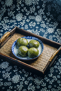 美味青团摄影照片_青团春季清明节中式美食传统复古中式手工制作摄影图配图