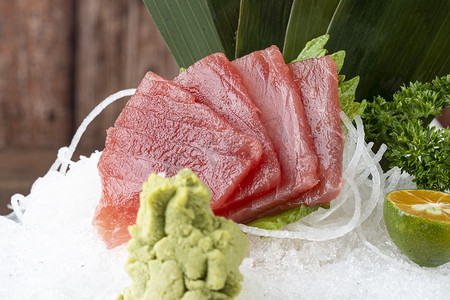 生鲜肉类摄影照片_刺身美食金枪鱼冰块摆放摄影图配图