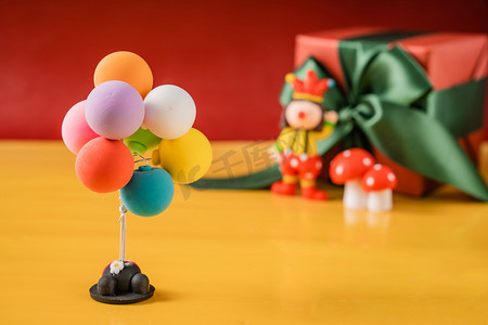 愚人节夸张摄影照片_愚人节小丑4.1气球摆拍摄影图配图