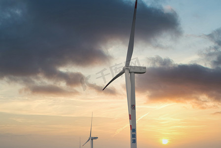 可替代能源摄影照片_风能新能源日落风车生态节能可持续发电摄影图配图