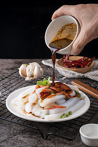中国风粉摄影照片_凉菜美食凉粉桌子浇汁摄影图配图