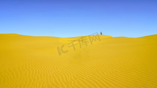 蓝天沙漠上午沙漠春季素材摄影图配图