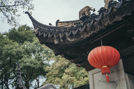 屋檐清晨灯笼古建筑节日摄影图配图